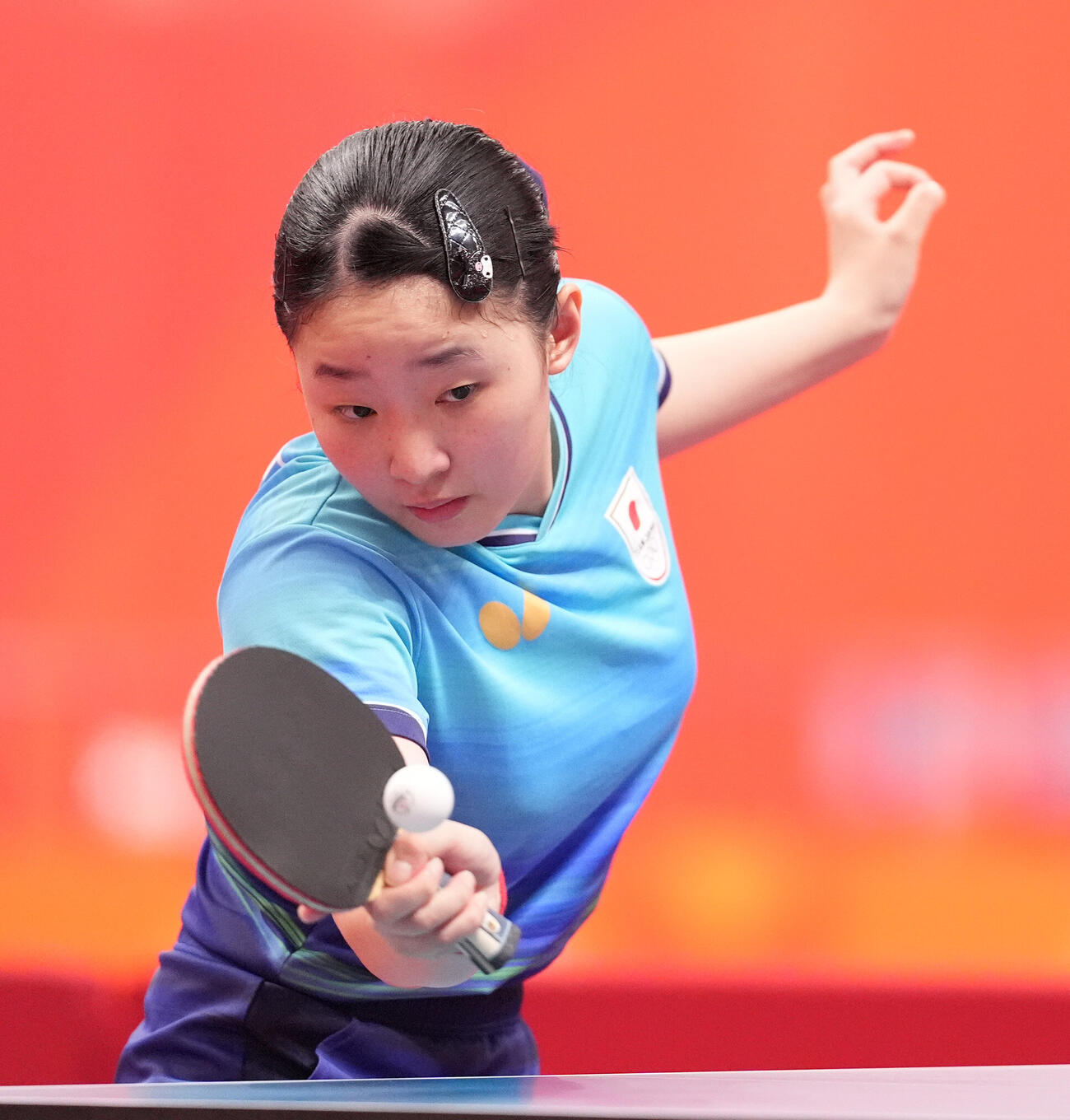 卓球女子シングルス準決勝　王曼昱対張本美和　ボールを打つ張本美和（撮影・森本幸一）