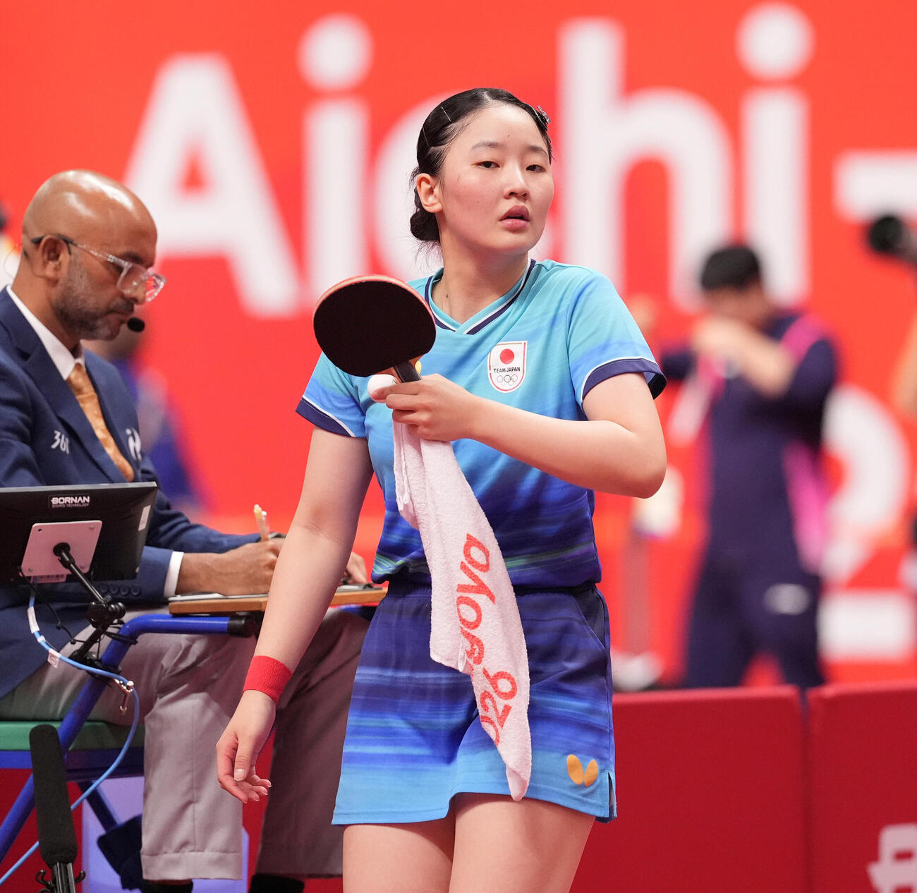 卓球女子シングルス準決勝　王曼昱対張本美和　準決勝で敗れ引き揚げる張本美和（撮影・森本幸一）