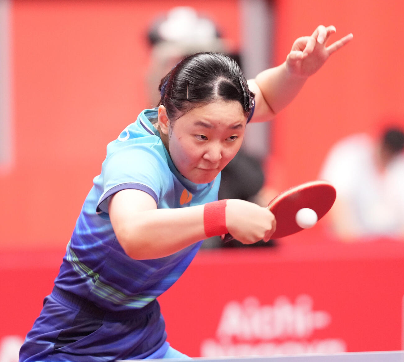 卓球女子シングルス準決勝　王曼昱対張本美和　ボールを打つ張本美和（撮影・森本幸一）