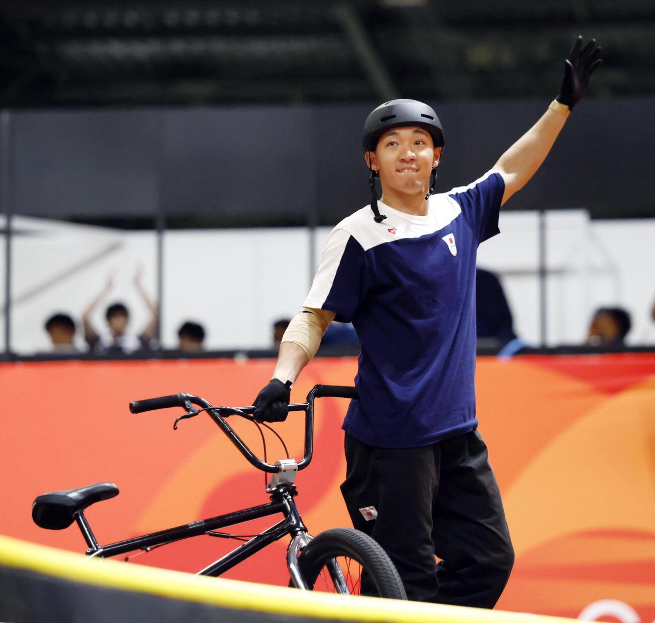 男子BMXフリースタイル・パークで優勝し、観客の声援に応える中村輪夢＝愛知県国際展示場(共同)
