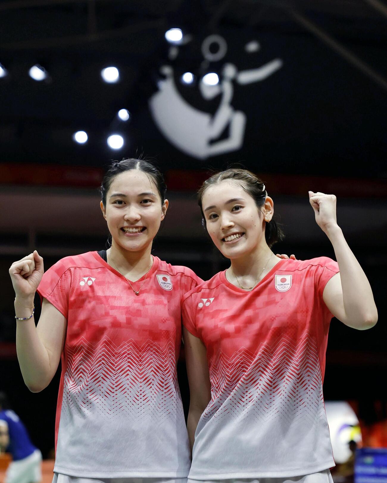 女子ダブルス準々決勝で勝利した中西貴映（左）、岩永鈴組＝一宮市総合体育館（共同）