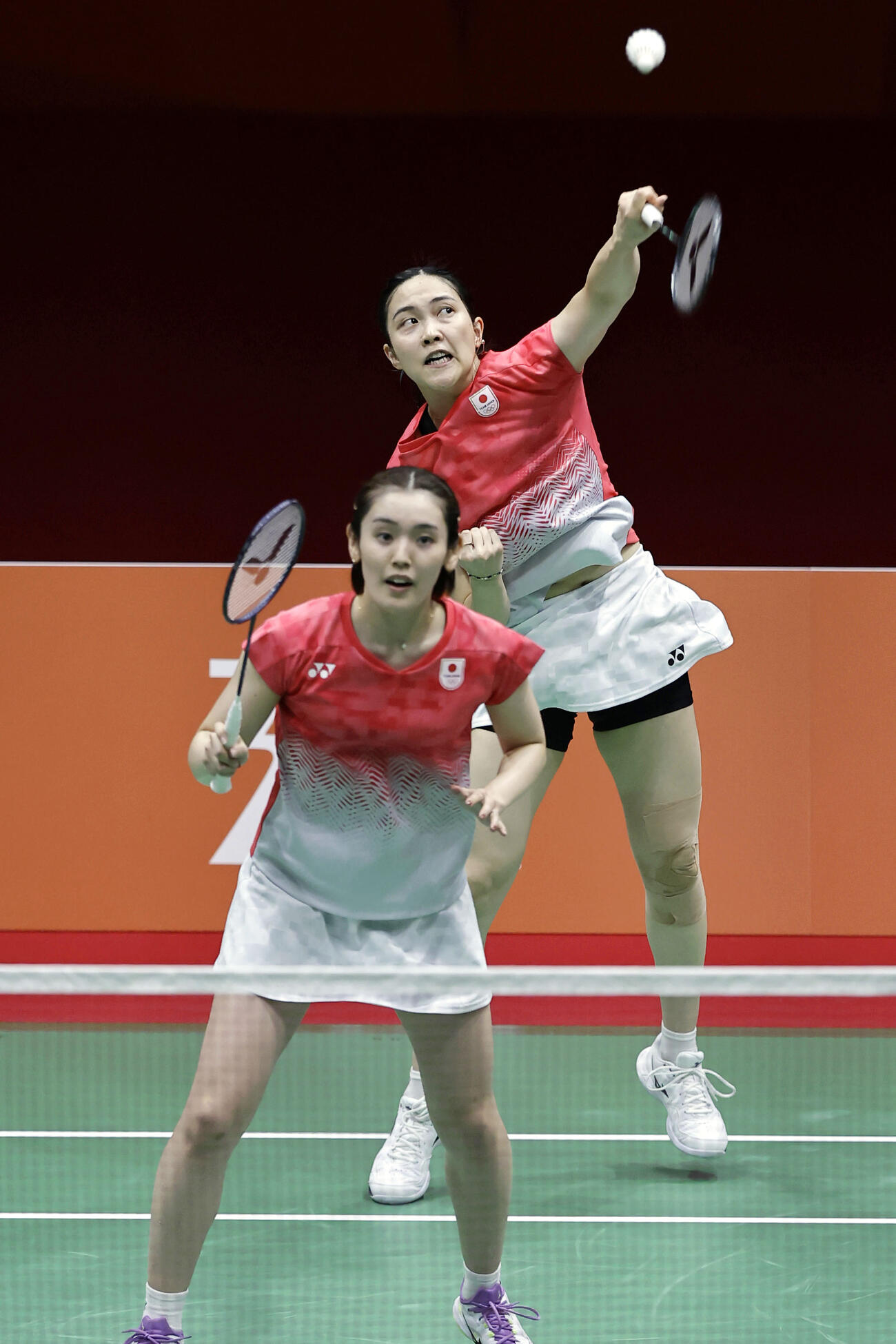 女子ダブルス準々決勝　プレーする中西貴映（奥）、岩永鈴組（共同）
