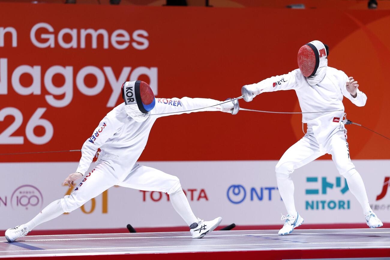 男子エペ団体準決勝　韓国選手（左）と対戦する加納虹輝＝愛知県国際展示場(共同)