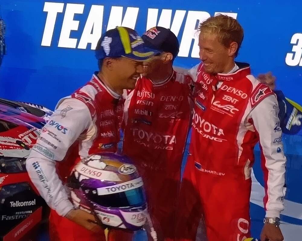 優勝して抱き合う、左から平川亮、ブレンドン・ハートレー（撮影・飯田玄）