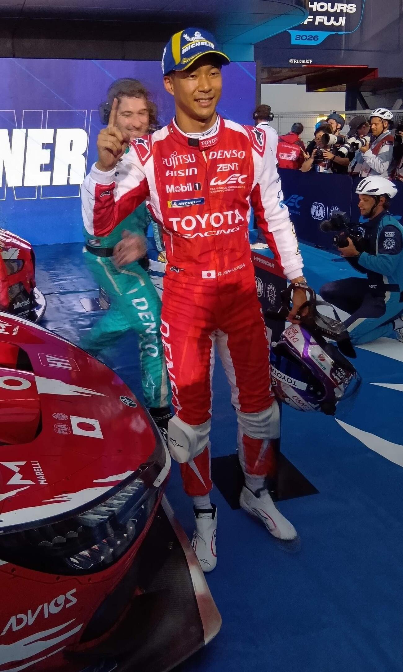 逆転優勝でNO・1ポーズを決める平川亮（撮影・飯田玄）