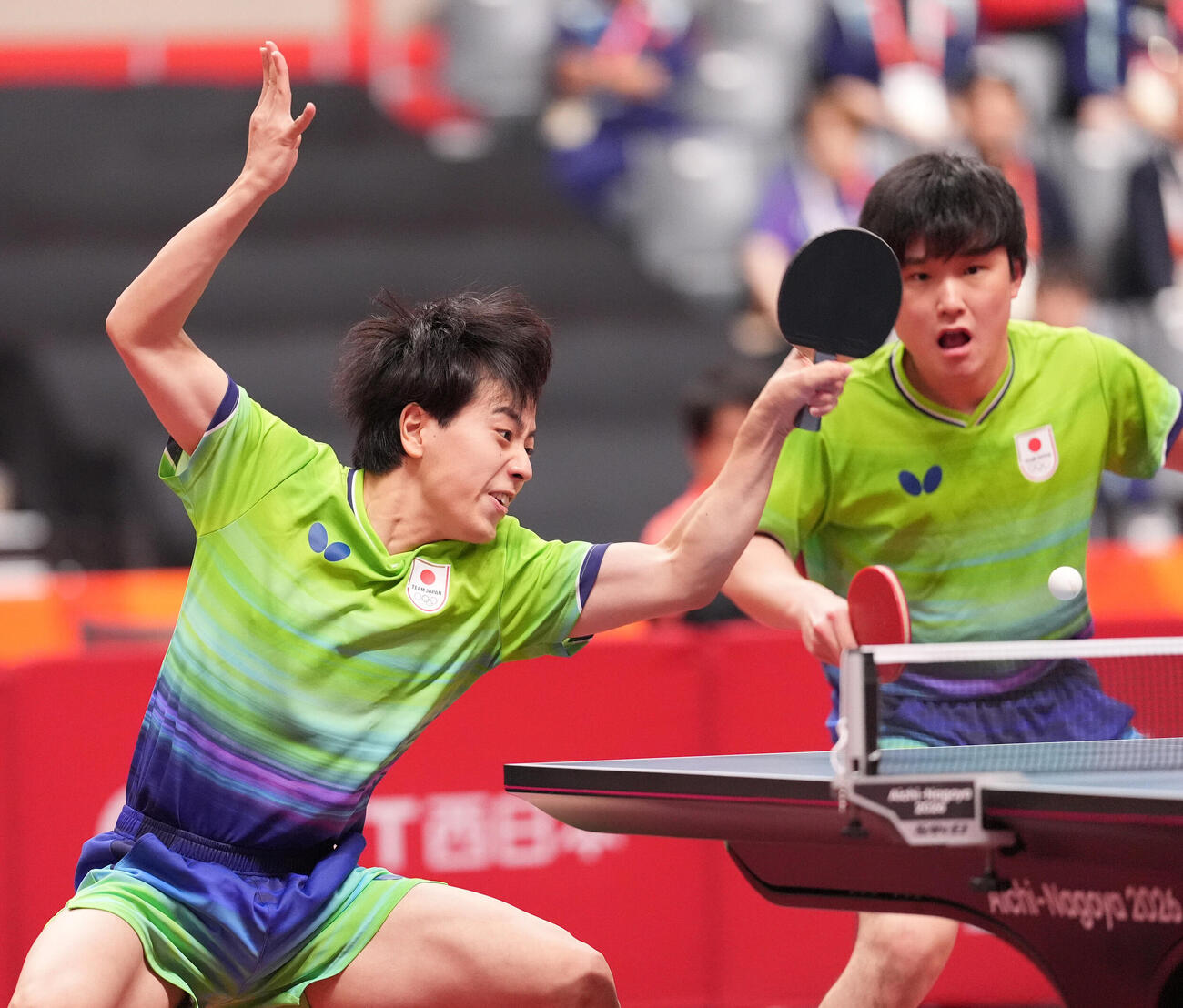 卓球男子ダブルス中国対日本　激しく打ち合う張本智和（右）、篠塚大登組（撮影・森本幸一）