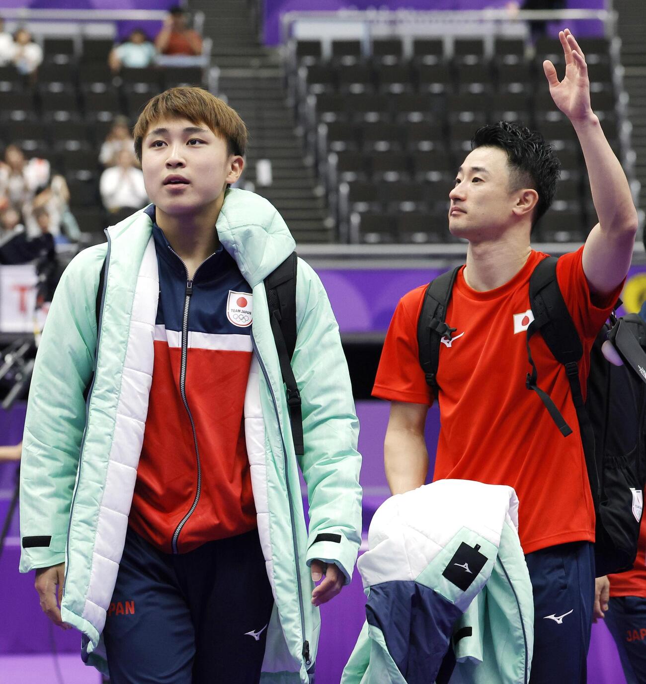 引き揚げる松本悠生（左）と岸大貴＝NGKスポーツプラザ(共同)