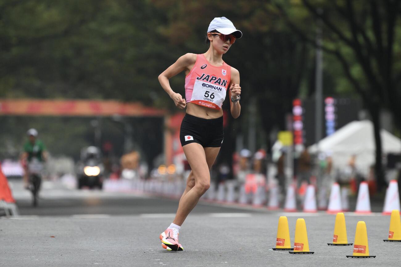 女子マラソン競歩で歩く梅野倖子（撮影・滝沢徹郎）