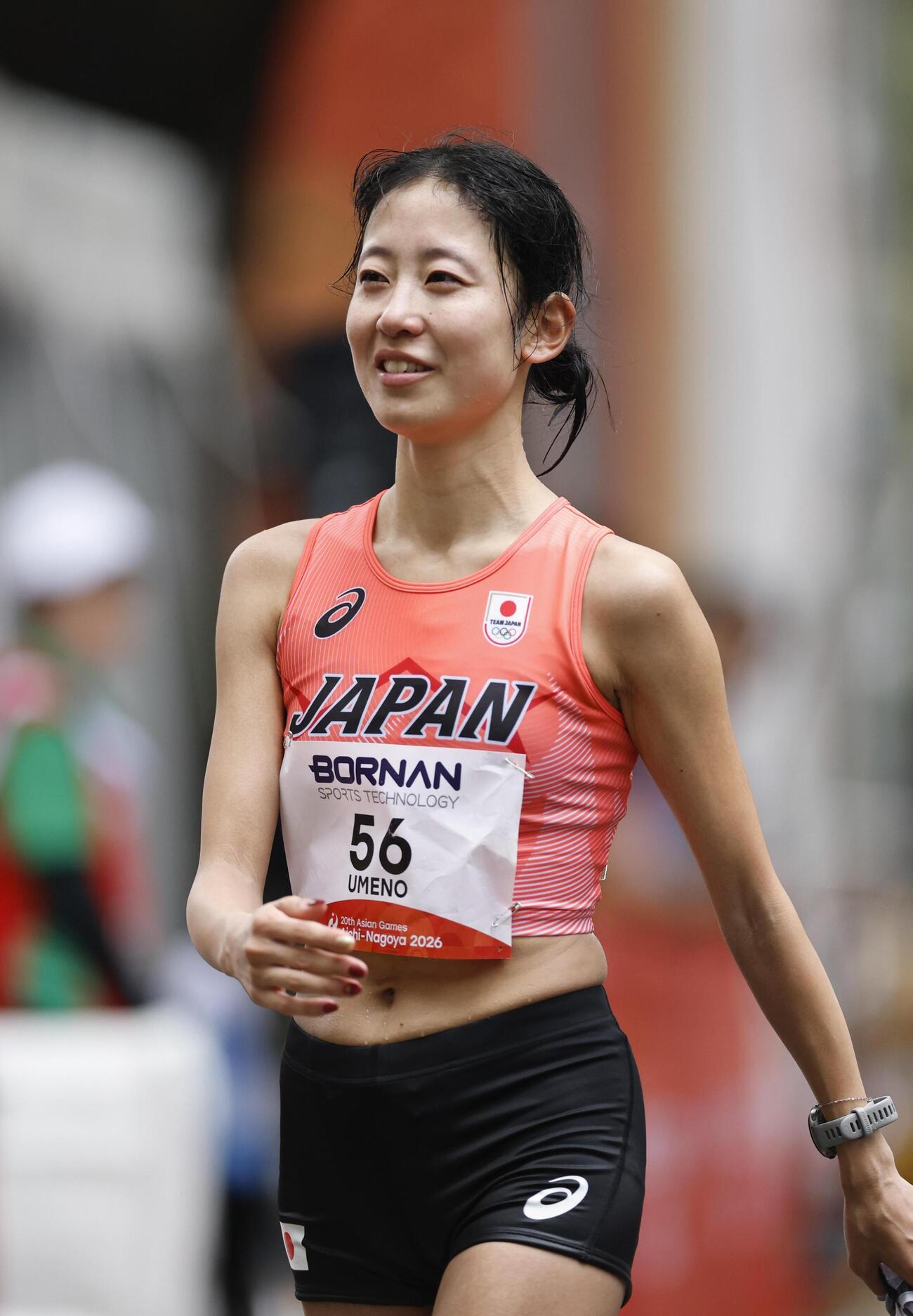 女子マラソン競歩を終えた梅野倖子＝愛知県庁・名古屋市役所周辺コース(共同)
