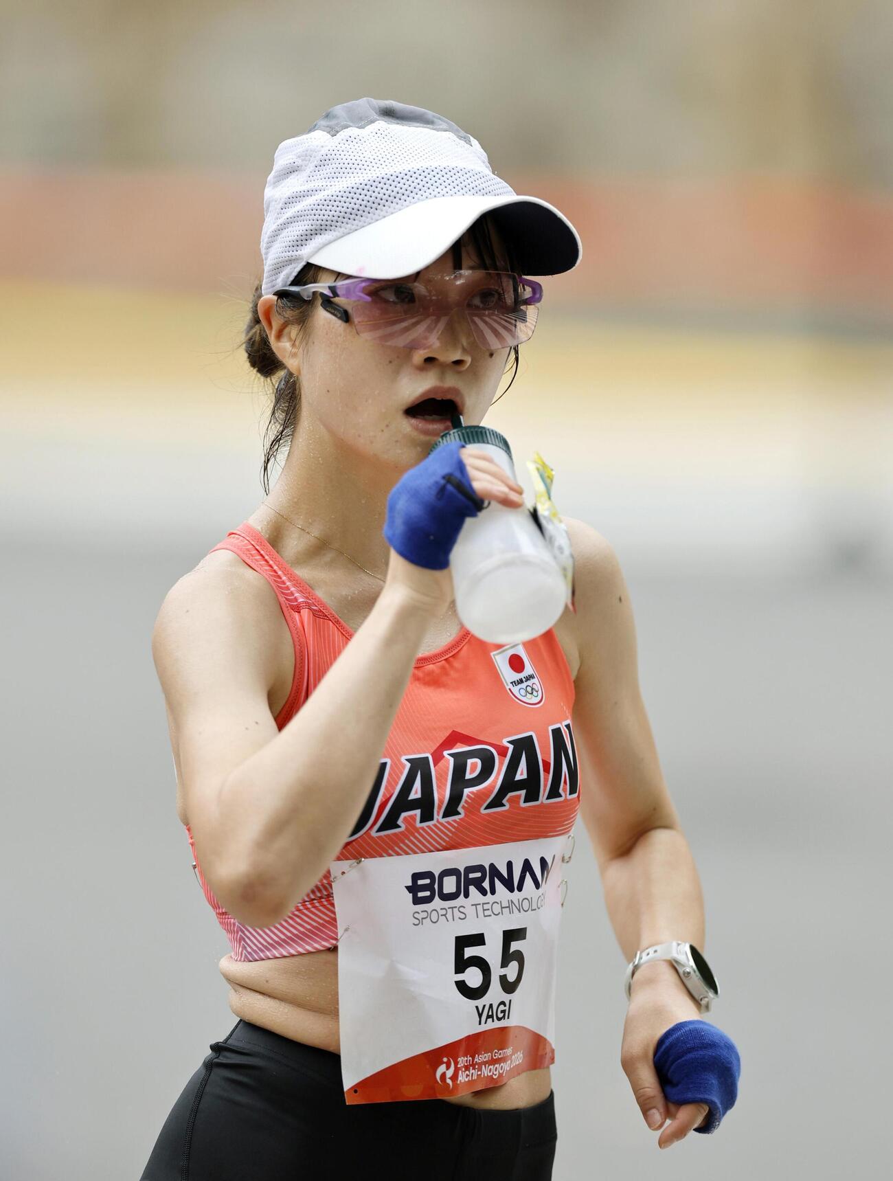 女子マラソン競歩　給水する矢来舞香＝愛知県庁・名古屋市役所周辺コース(共同)