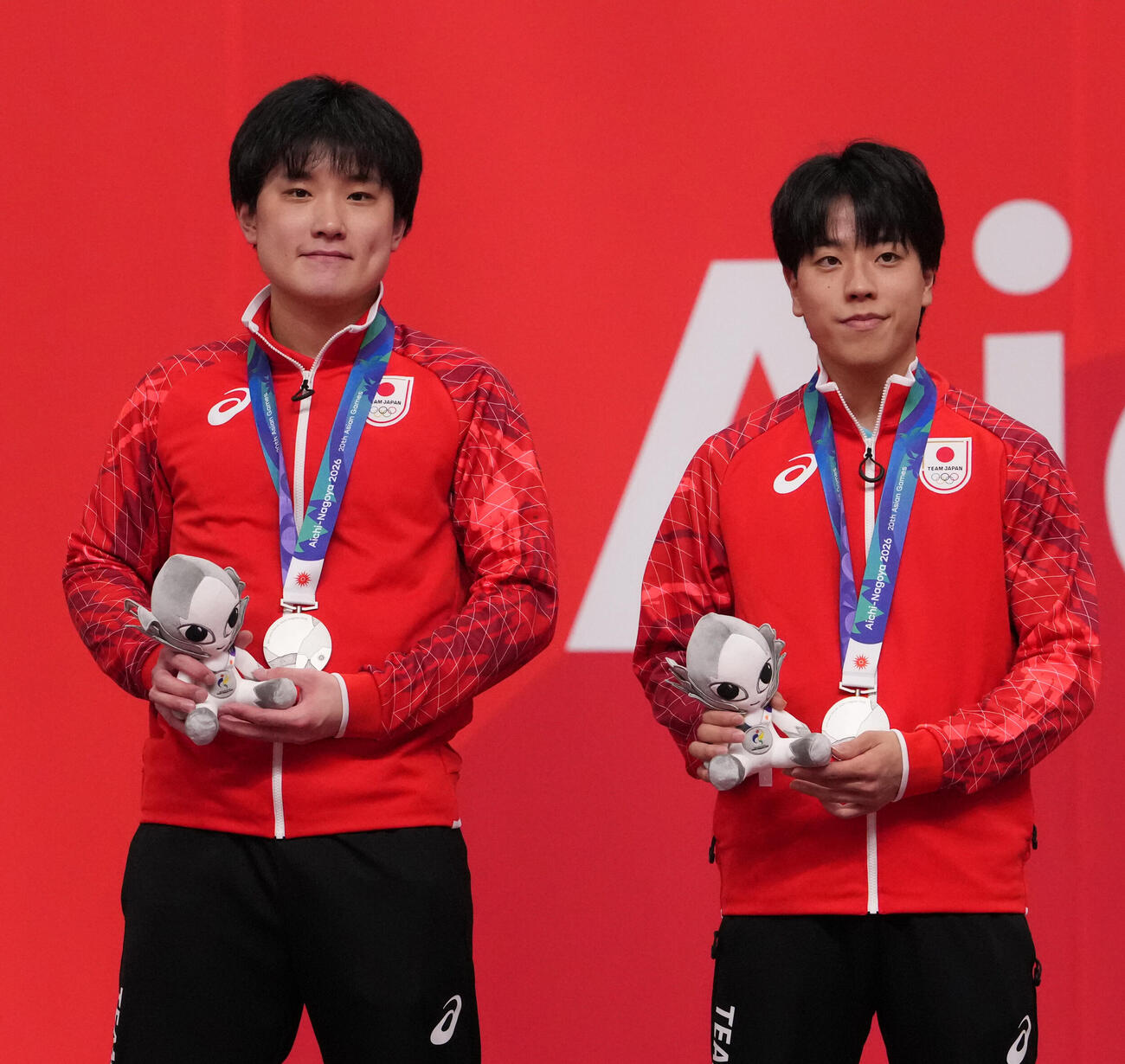 卓球男子ダブルス　銀メダルを獲得した張本智和（左）と篠塚大登（撮影・森本幸一）