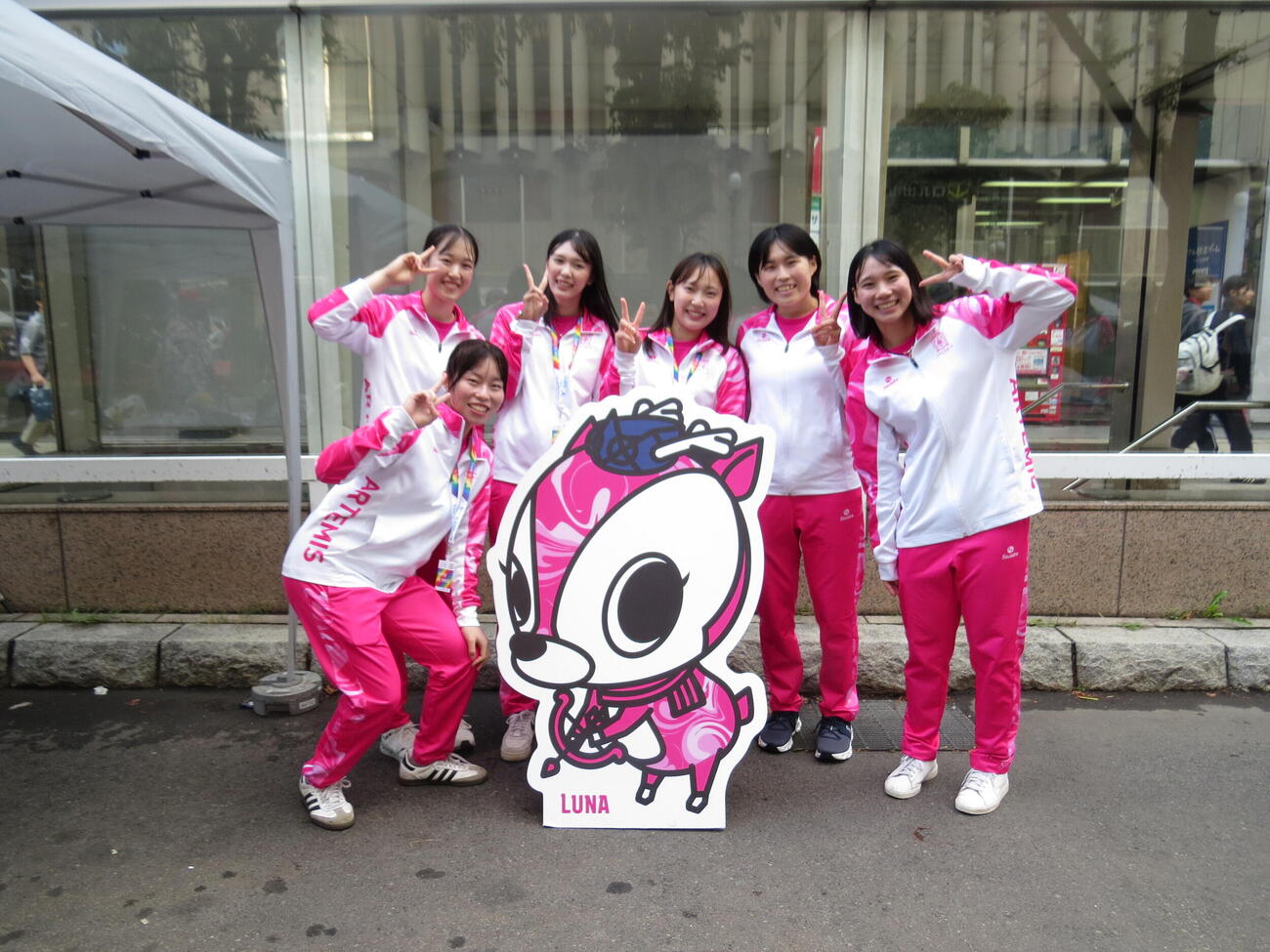 ミニバレー体験に参加したアルテミス北海道の（左から）杉山由奈、鳥本香琳、古野愛心、野口夕詠、野口茜、奥出望未