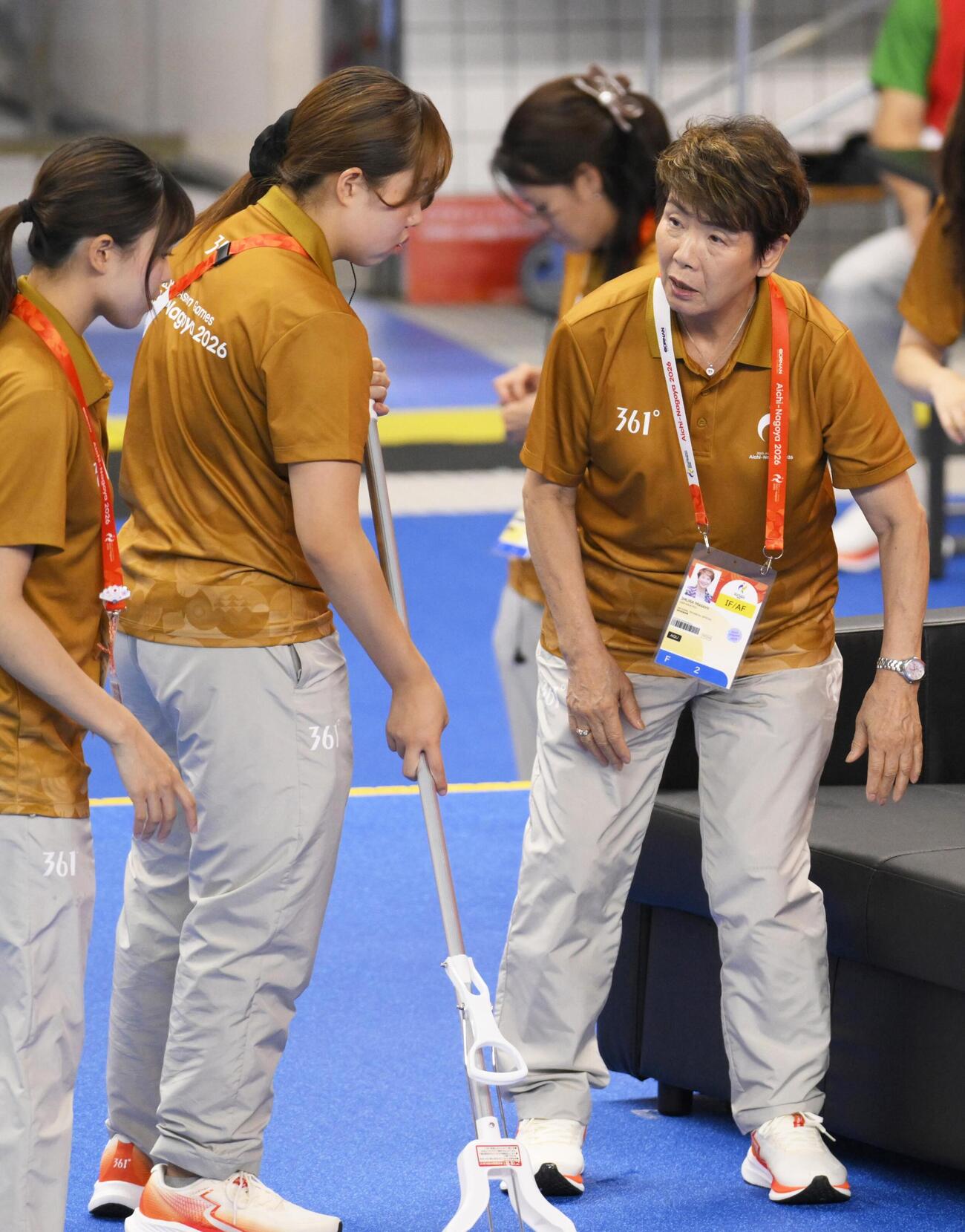 ASの会場でボランティアとして参加する井村雅代元日本代表ヘッドコーチ（右）＝27日、浜松市総合水泳場(共同)