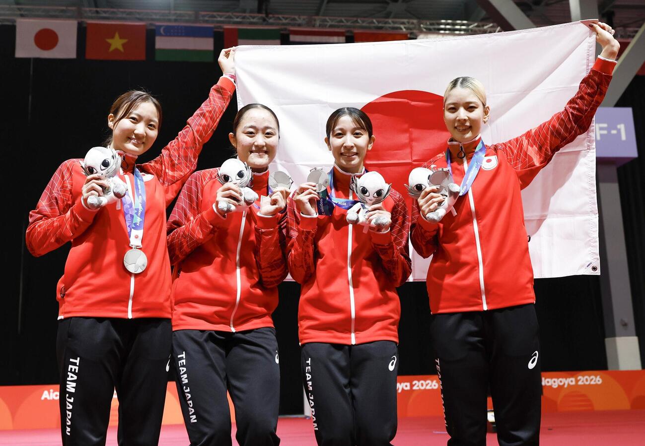 女子サーベル団体で銀メダルを獲得した、左から尾崎世梨、金子優衣奈、佐野佑衣、江村美咲＝愛知県国際展示場（共同）