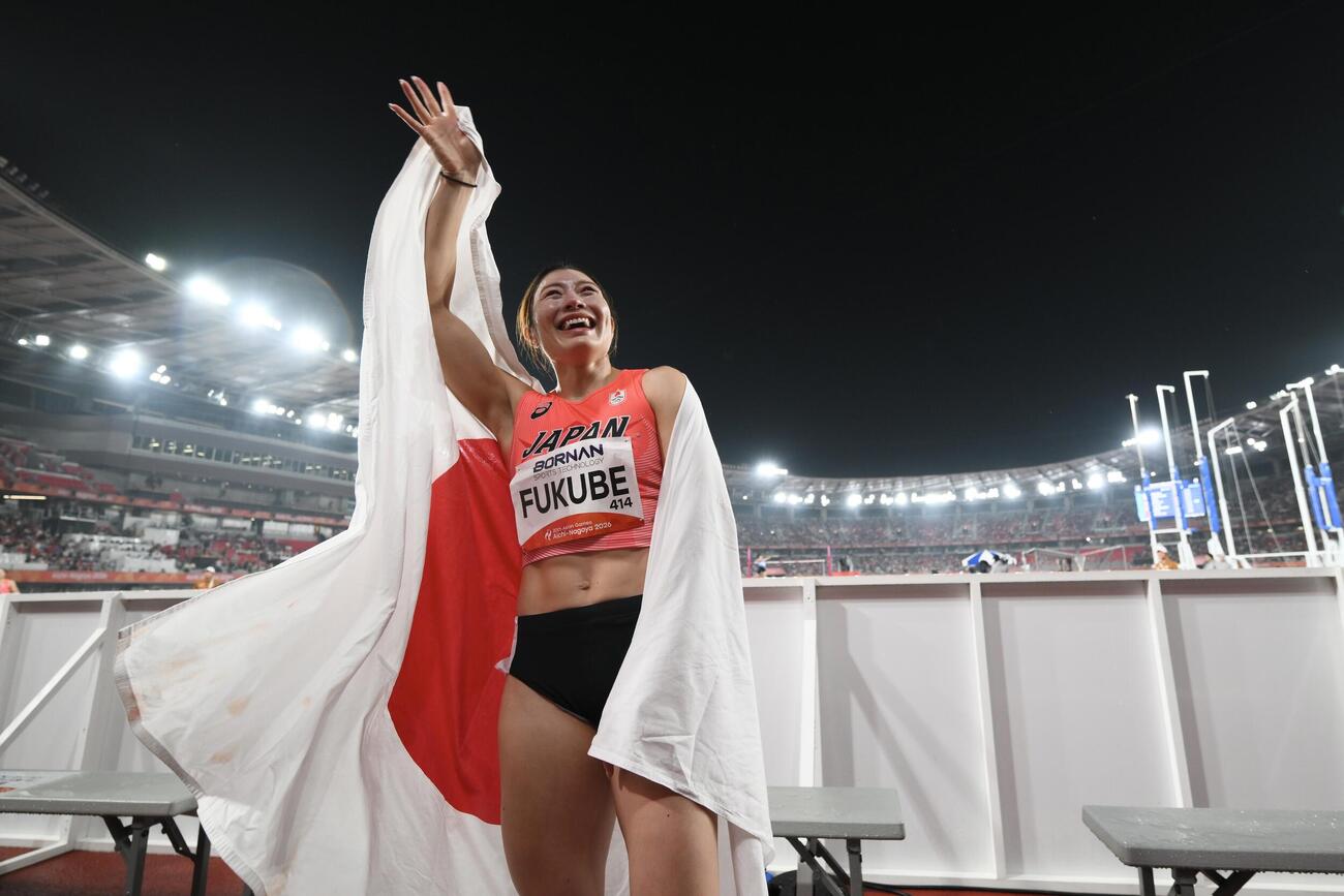 女子100メートル障害で優勝し応援団に手を振る福部真子（撮影・滝沢徹郎）