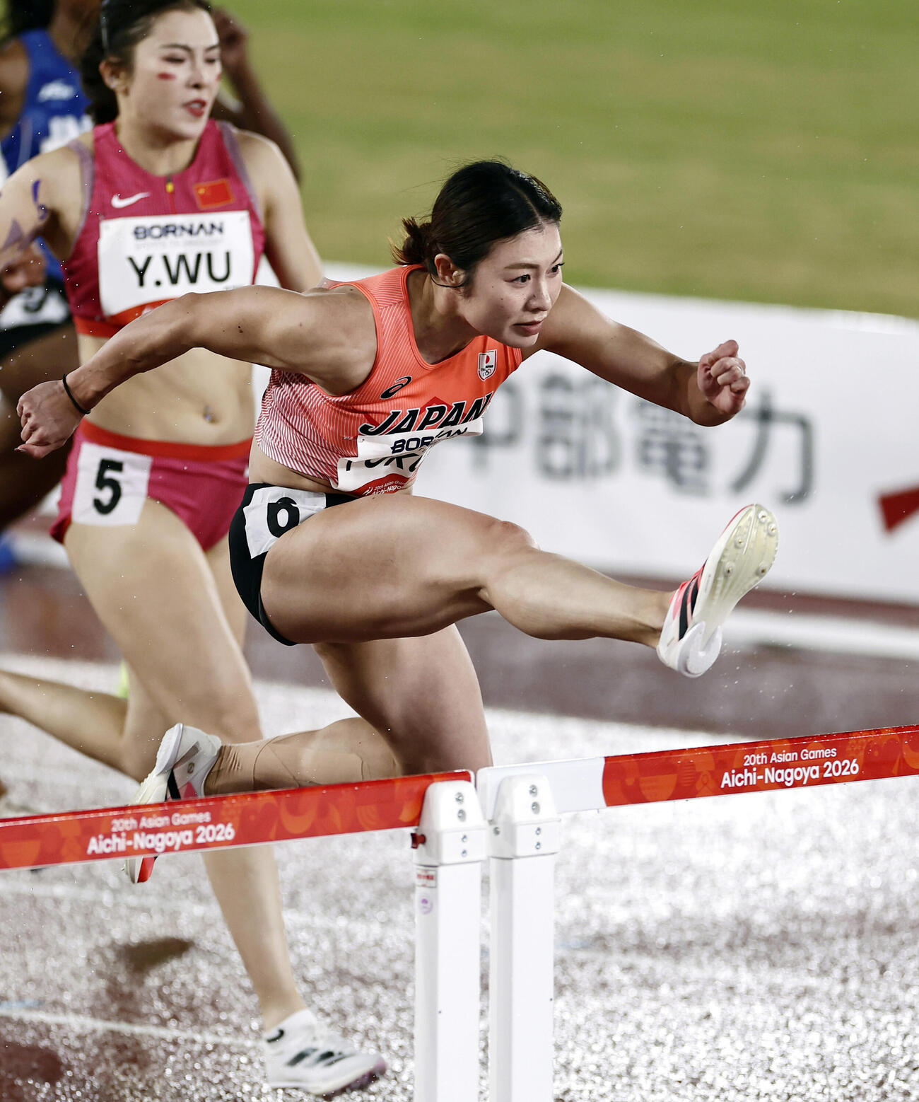 女子100メートル障害予選　力走する福部真子＝パロマ瑞穂スタジアム（共同）