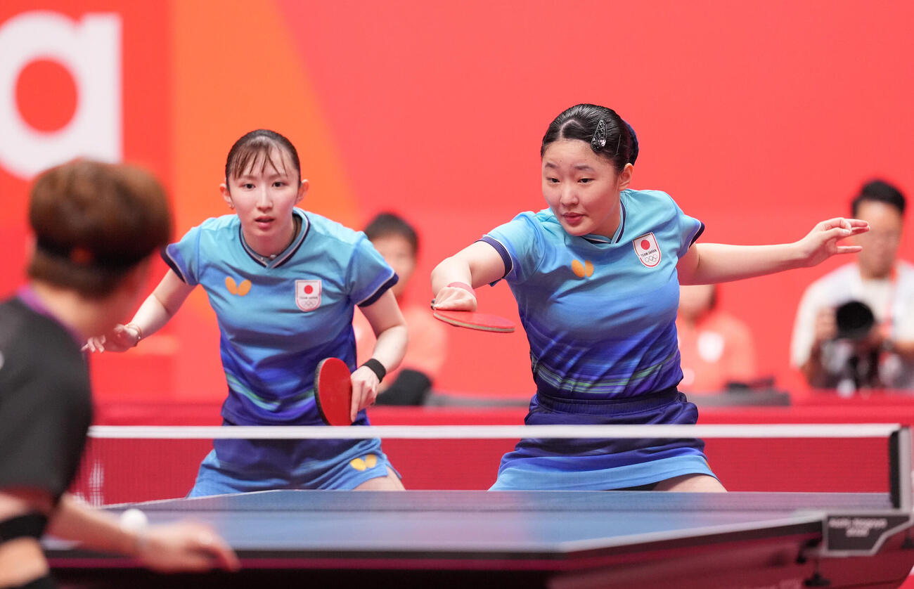 卓球女子ダブルス準決勝　ボールを打つ張本美和（右）左は早田ひな（撮影・森本幸一）
