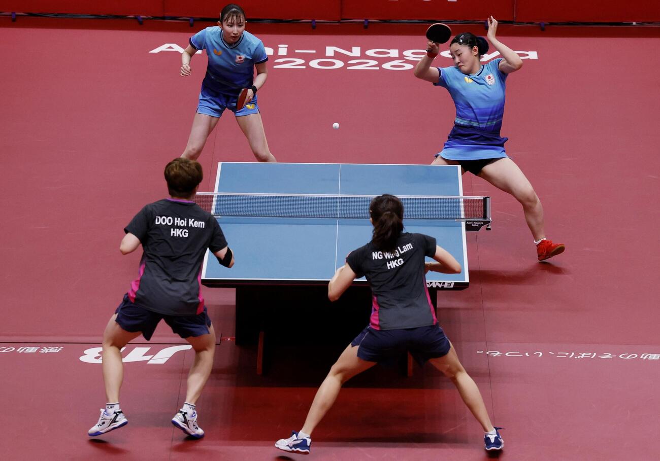 アジア大会卓球女子ダブルス準決勝で杜凱琹、呉詠琳組と戦う早田ひな、張本美和組（ロイター）