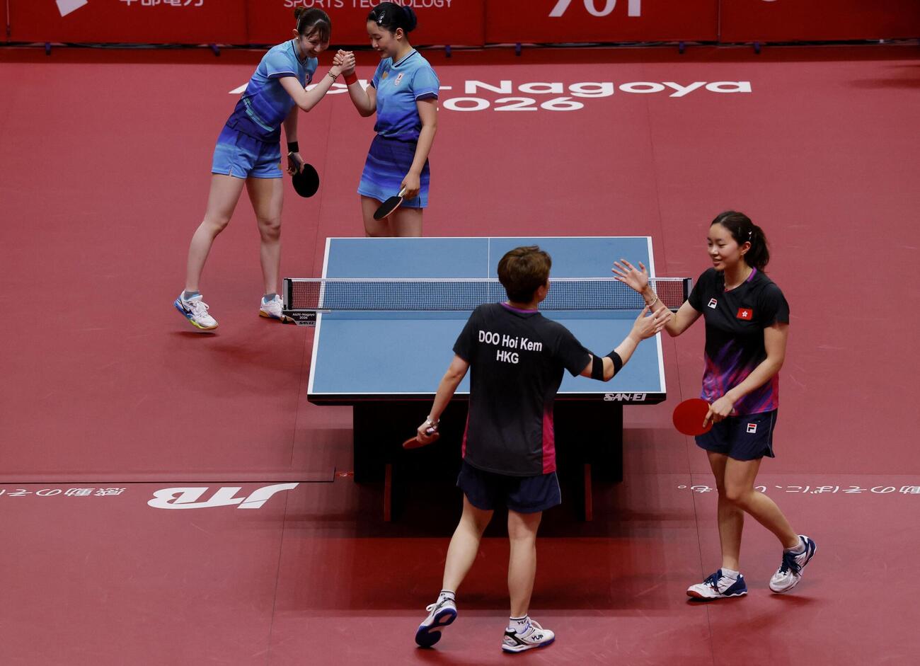 アジア大会卓球女子ダブルス準決勝で杜凱琹、呉詠琳組と戦う早田ひな、張本美和組（ロイター）