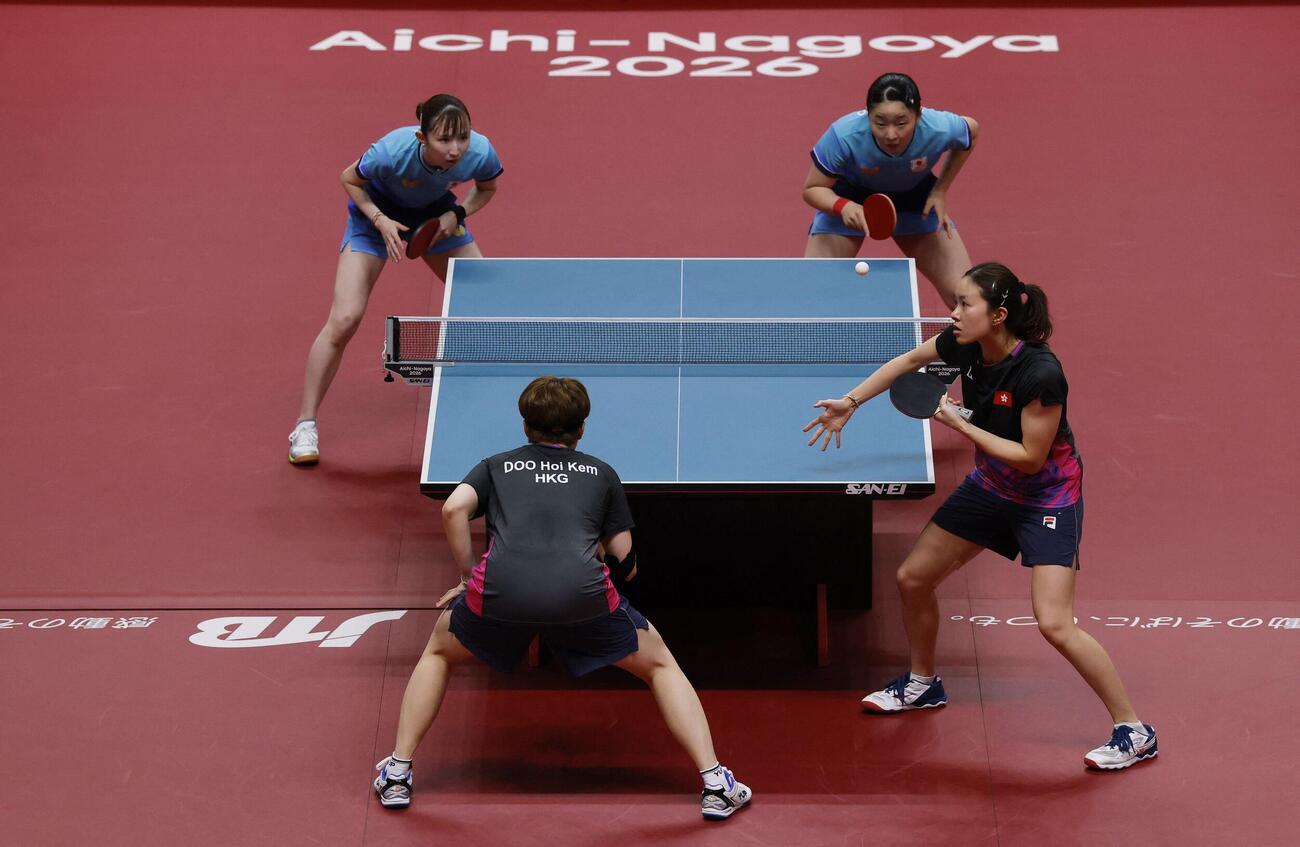 アジア大会卓球女子ダブルス準決勝で杜凱琹、呉詠琳組と戦う早田ひな、張本美和組（ロイター）