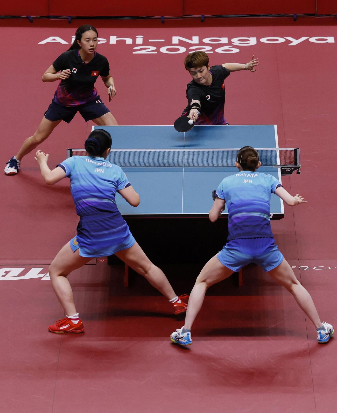 アジア大会卓球女子ダブルス準決勝で杜凱琹、呉詠琳組と戦う早田ひな、張本美和組（手前、ロイター）
