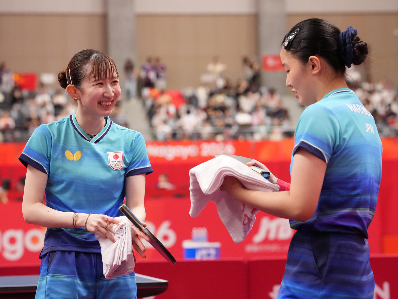 卓球女子ダブルス準決勝　試合の合間に明るい表情で言葉を交わす早田ひな（左）と張本美和（撮影・森本幸一）