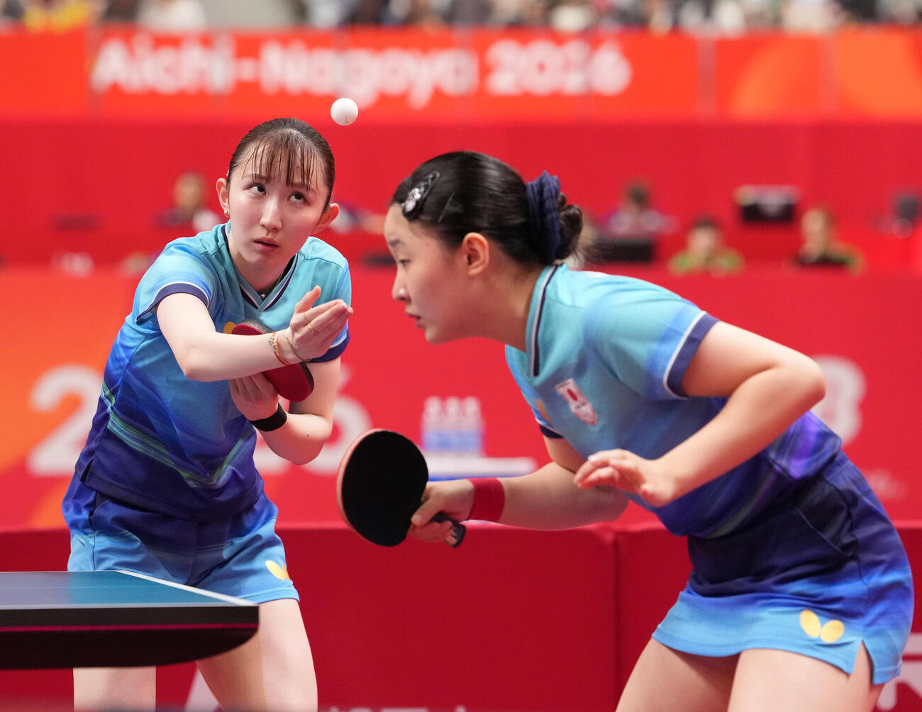 卓球女子ダブルス準決勝　サーブを打つ早田ひな（左）右は張本美和（撮影・森本幸一）