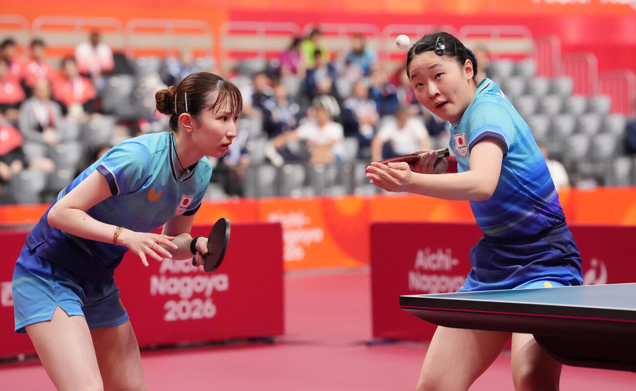 卓球女子ダブルス準決勝　サーブを打つ張本美和（右）左は早田ひな（撮影・森本幸一）