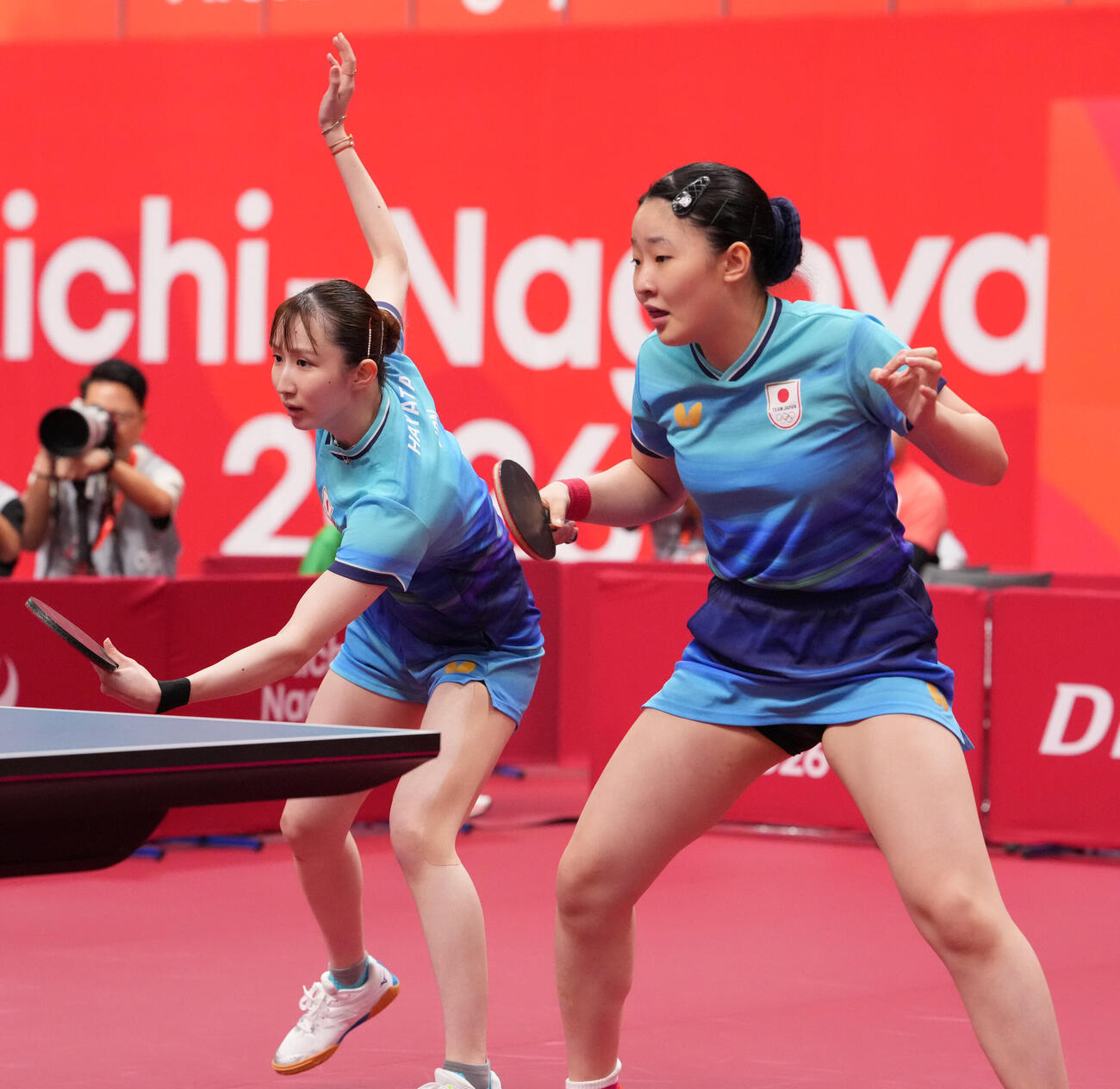 卓球女子ダブルス準決勝　ボールを打つ早田ひな（左）右は張本美和（撮影・森本幸一）