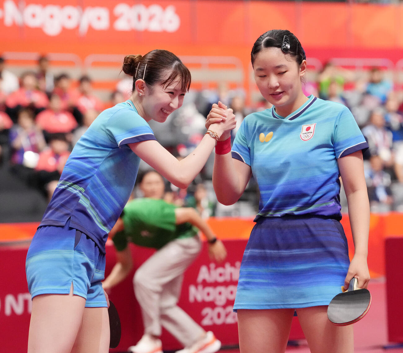 卓球女子ダブルス準決勝　試合終了、決勝進出を決め明るい表情で握手を交わす早田ひな（左）と張本美和（撮影・森本幸一）