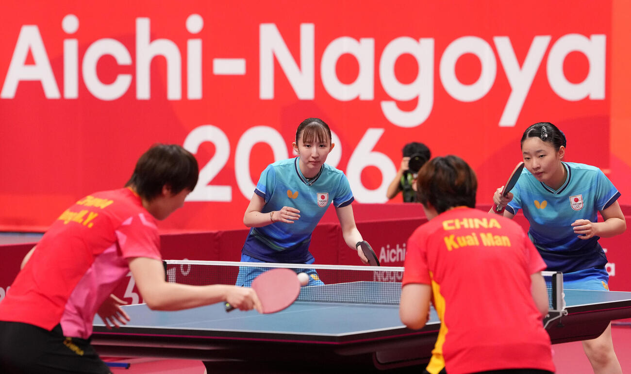卓球女子ダブルス決勝　決勝戦に臨む張本美和（奥右）と早田ひな（同左）（撮影・森本幸一）