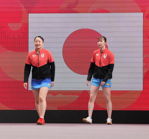 卓球女子ダブルス決勝 決勝戦に臨む張本美和(左)、早田ひな組(撮影・森本幸一)
