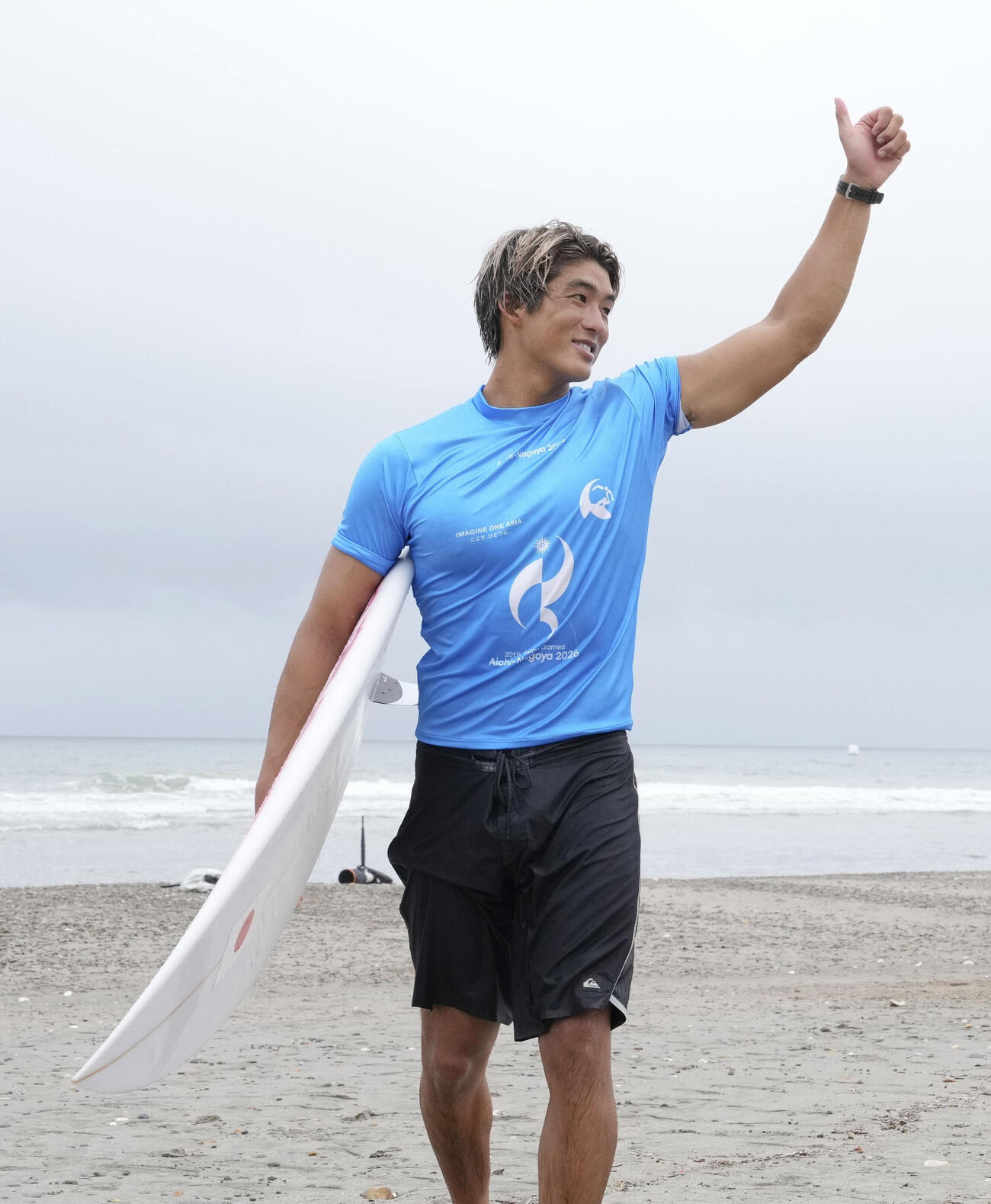 男子3回戦を終え、声援に応える五十嵐カノア＝愛知・田原市赤羽根町大石海岸（共同）