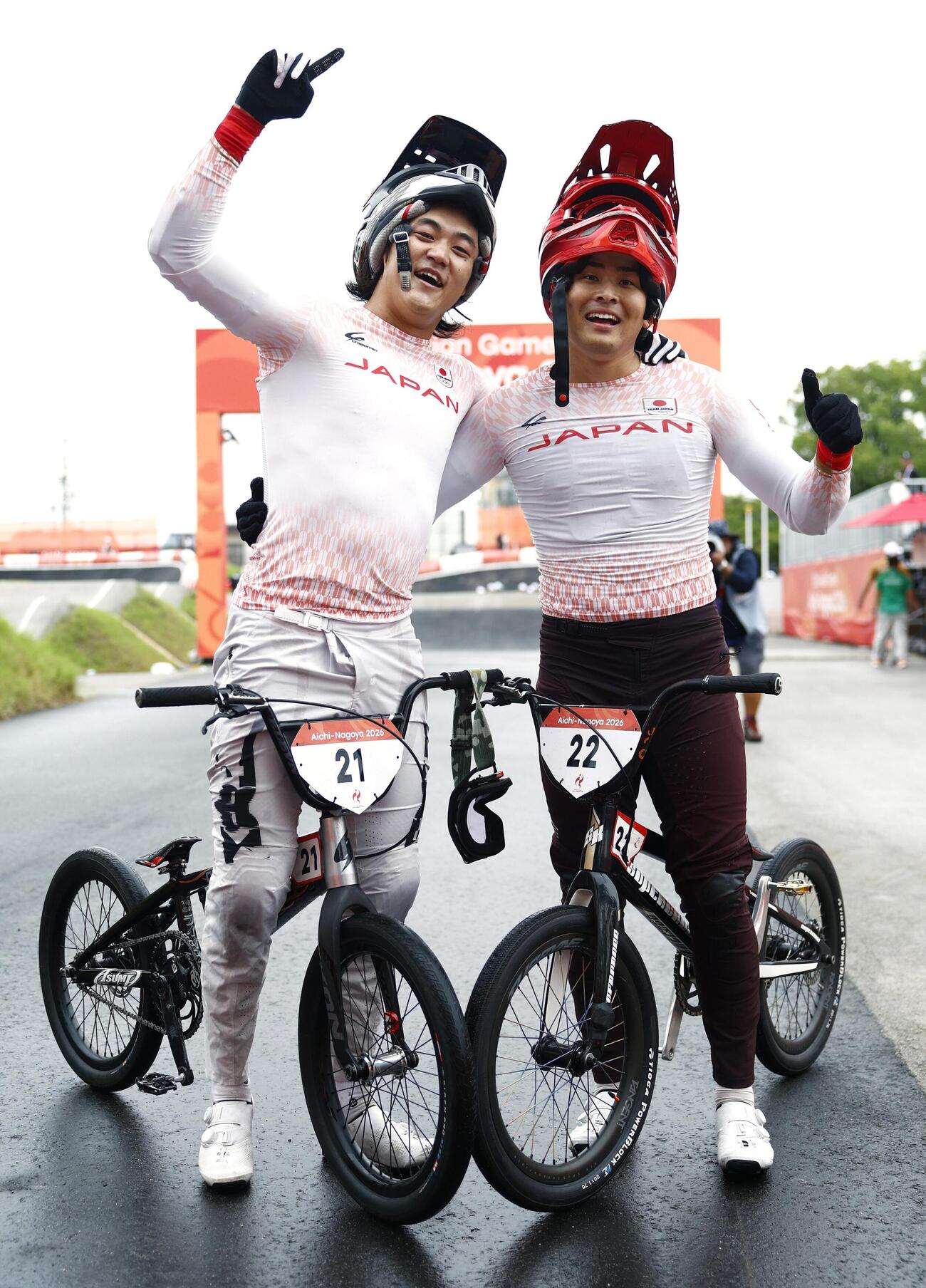 男子BMXレースで優勝した中井飛馬（左）と2位の木内彪凱（共同）