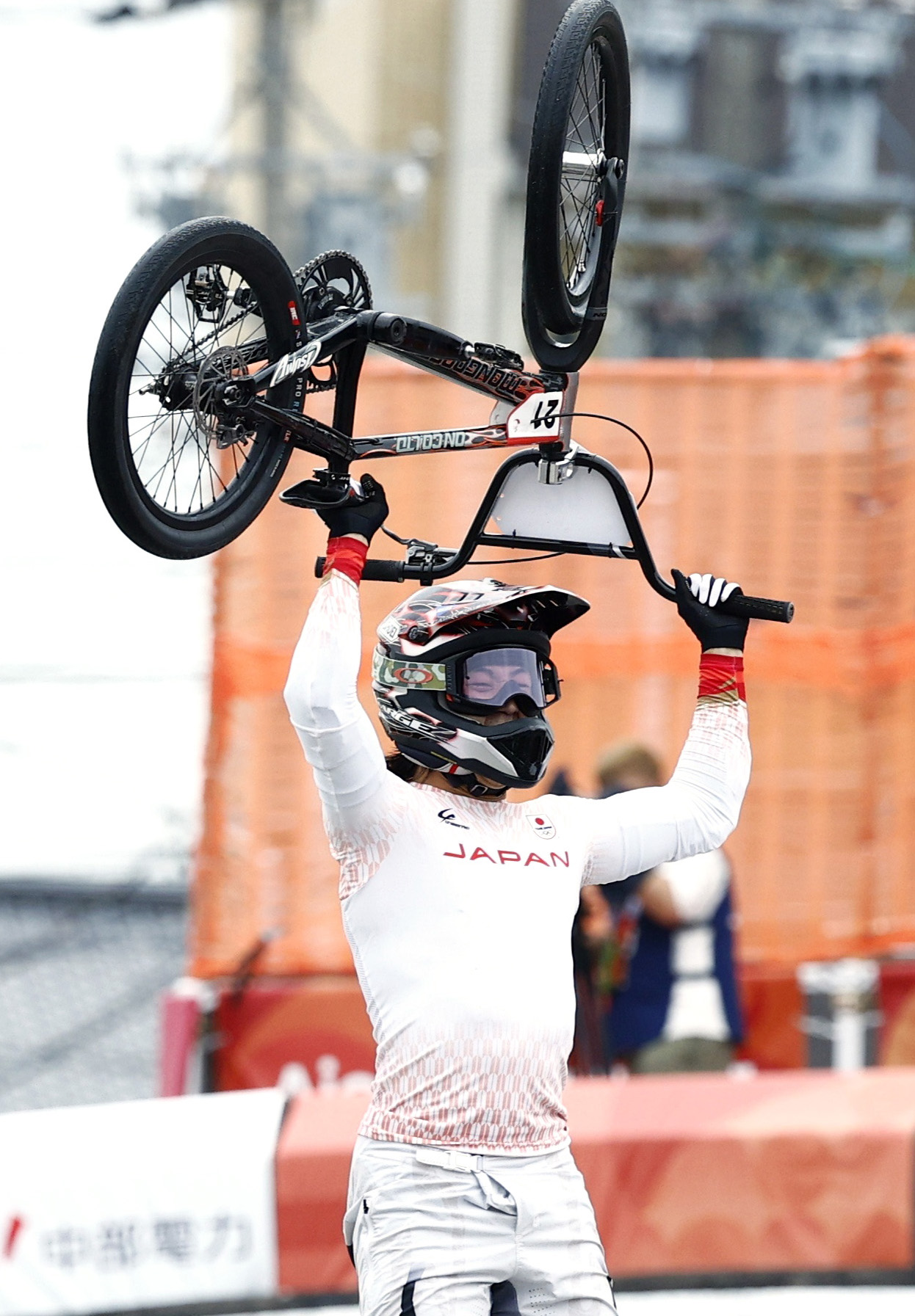 男子BMXレースで優勝し、喜ぶ中井飛馬＝名古屋競輪場BMXレースコース（共同）