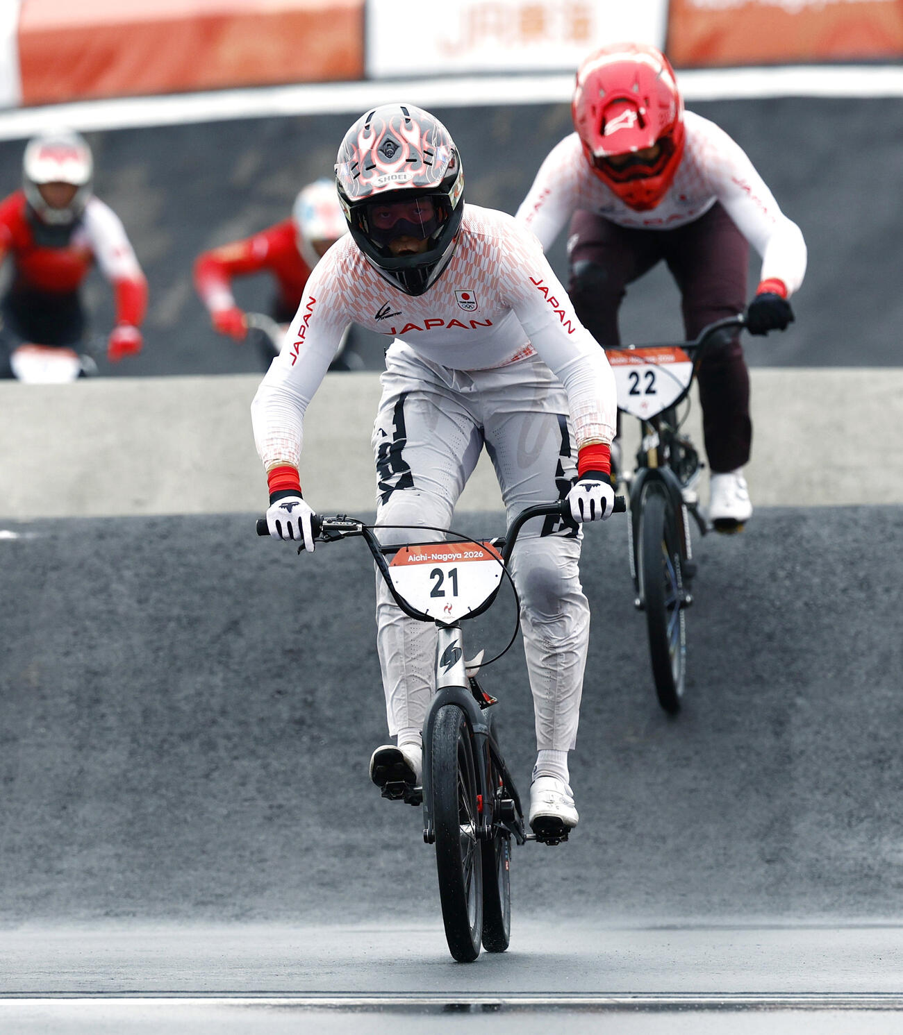 男子BMXレース決勝　ゴールする中井飛馬。後方は木内彪凱＝名古屋競輪場BMXレースコース（共同）