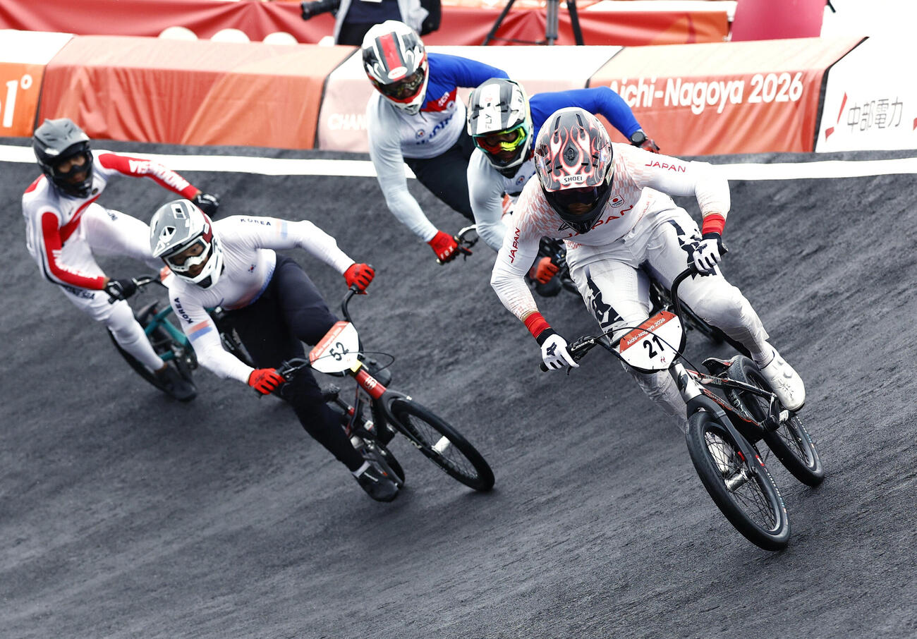 男子BMXレースで優勝した中井飛馬（右端）（共同）