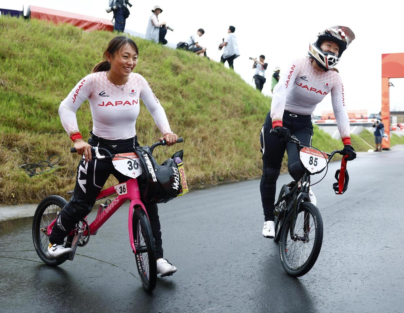 女子BMXレースで優勝した畠山紗英。左は4位の西村寧々花＝名古屋競輪場BMXレースコース（共同）