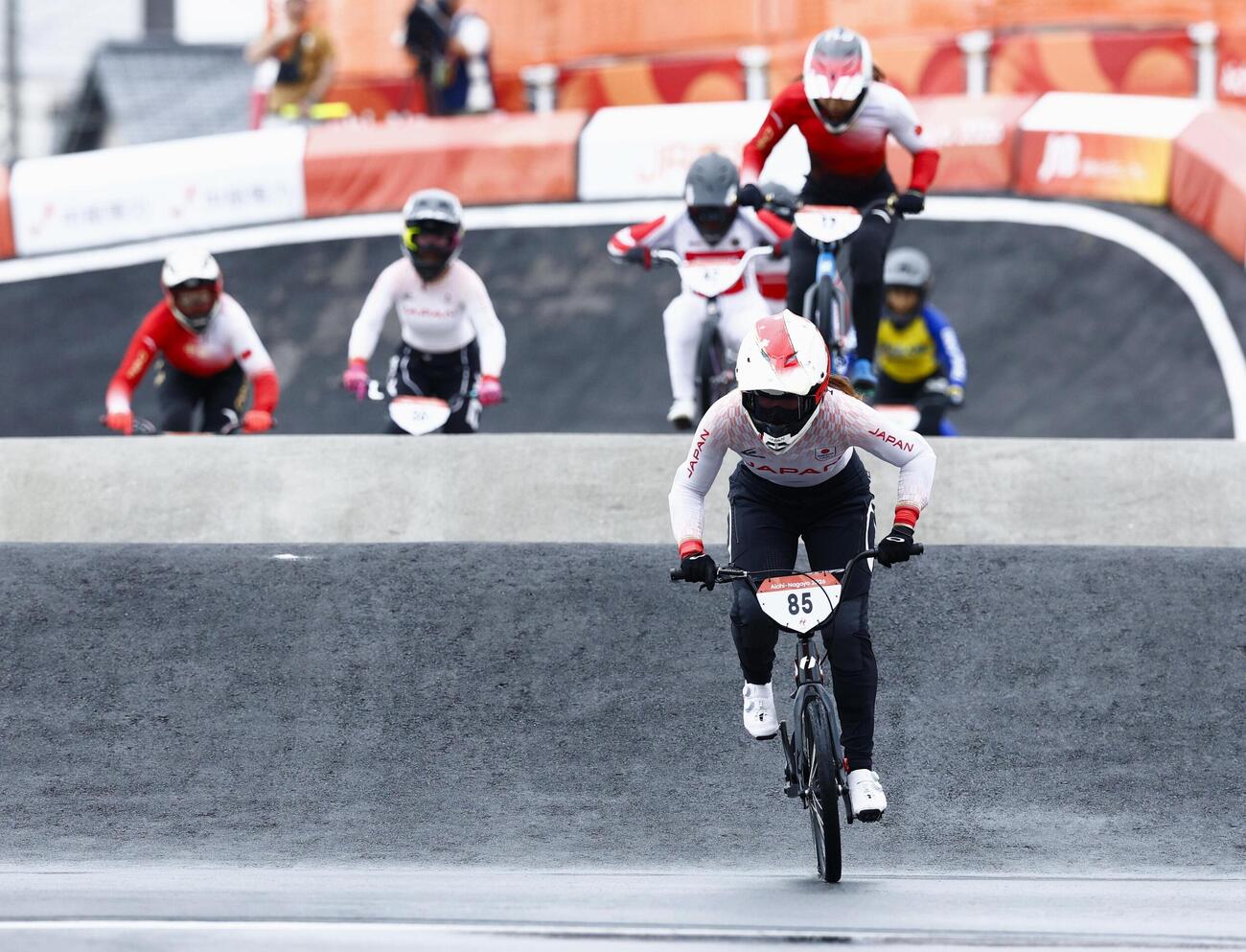 女子BMXレース決勝　ゴールする畠山紗英（手前）＝名古屋競輪場BMXレースコース（共同）