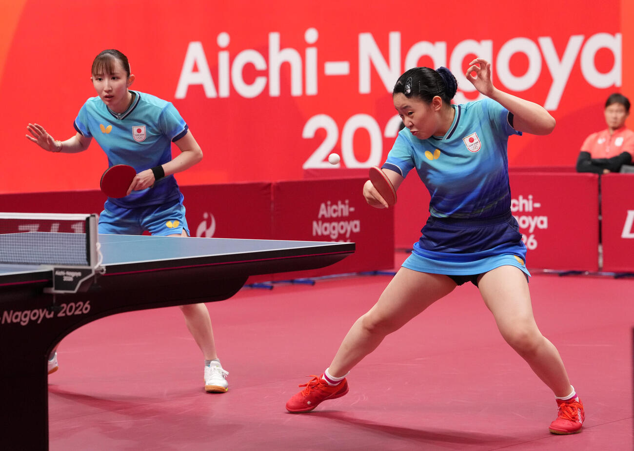 卓球女子ダブルス決勝　第1ゲームボールを打つ張本美和（右）左は早田ひな（撮影・森本幸一）