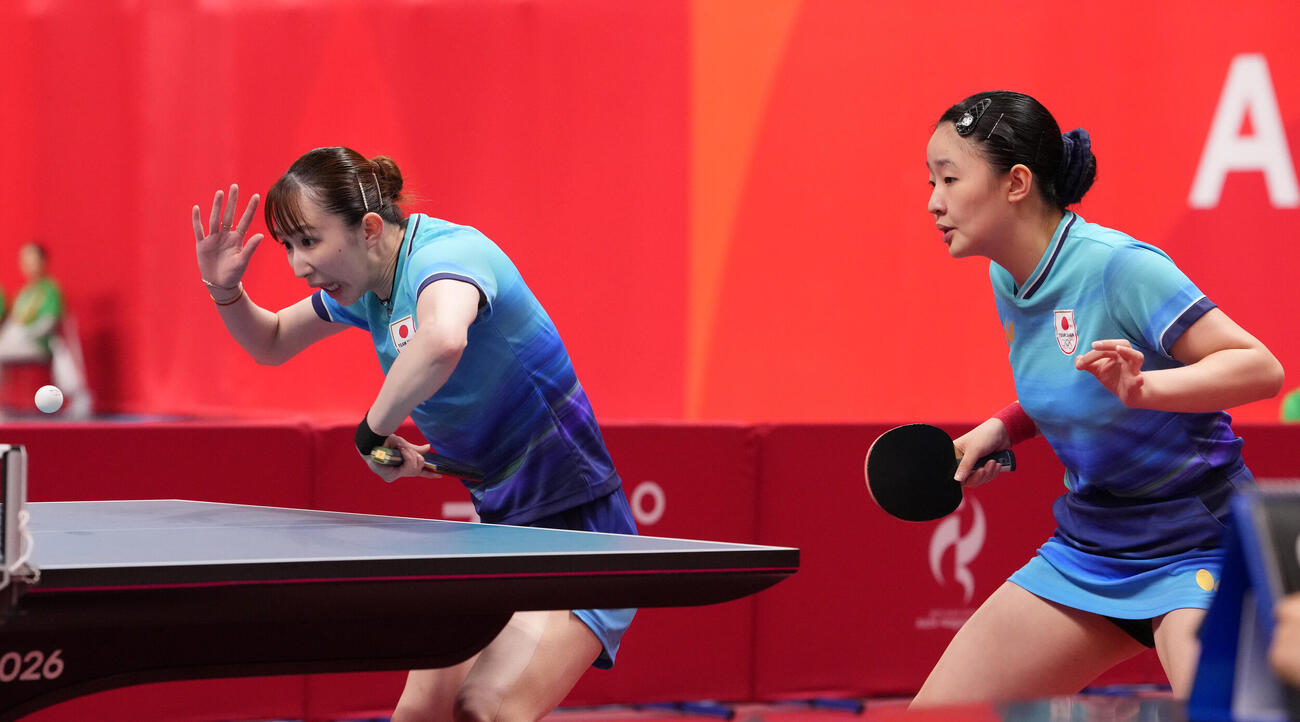 卓球女子ダブルス決勝　第1ゲームボールを打つ早田ひな（左）右は張本美和（撮影・森本幸一）