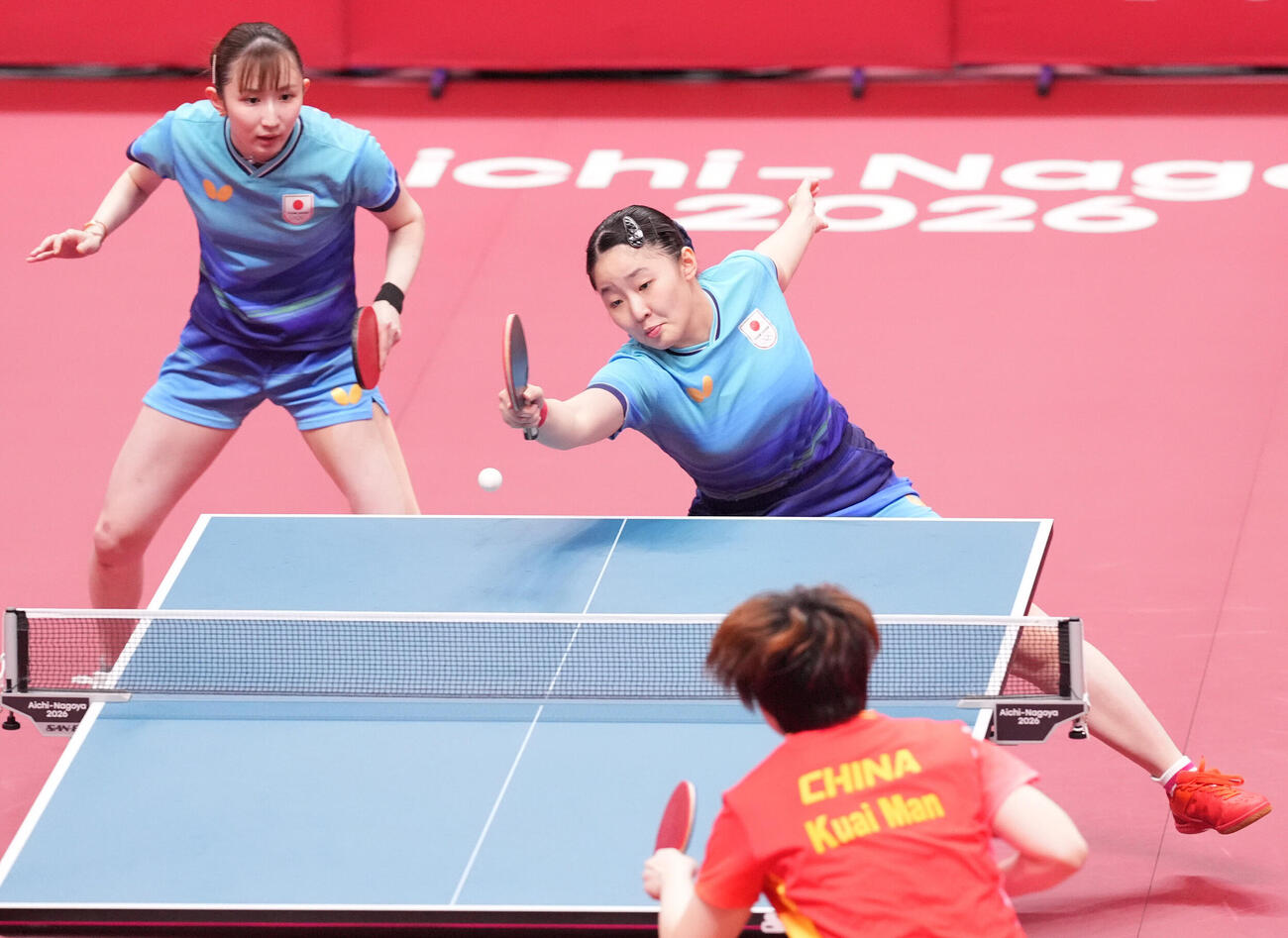 卓球女子ダブルス決勝　第2ゲーム、中国ペアと対戦する張本美和（右）、早田ひな組（撮影・森本幸一）