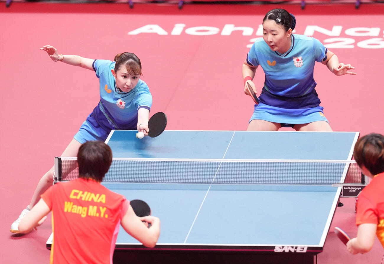 卓球女子ダブルス決勝　第2ゲーム、中国ペアと対戦する張本美和（右）、早田ひな組（撮影・森本幸一）