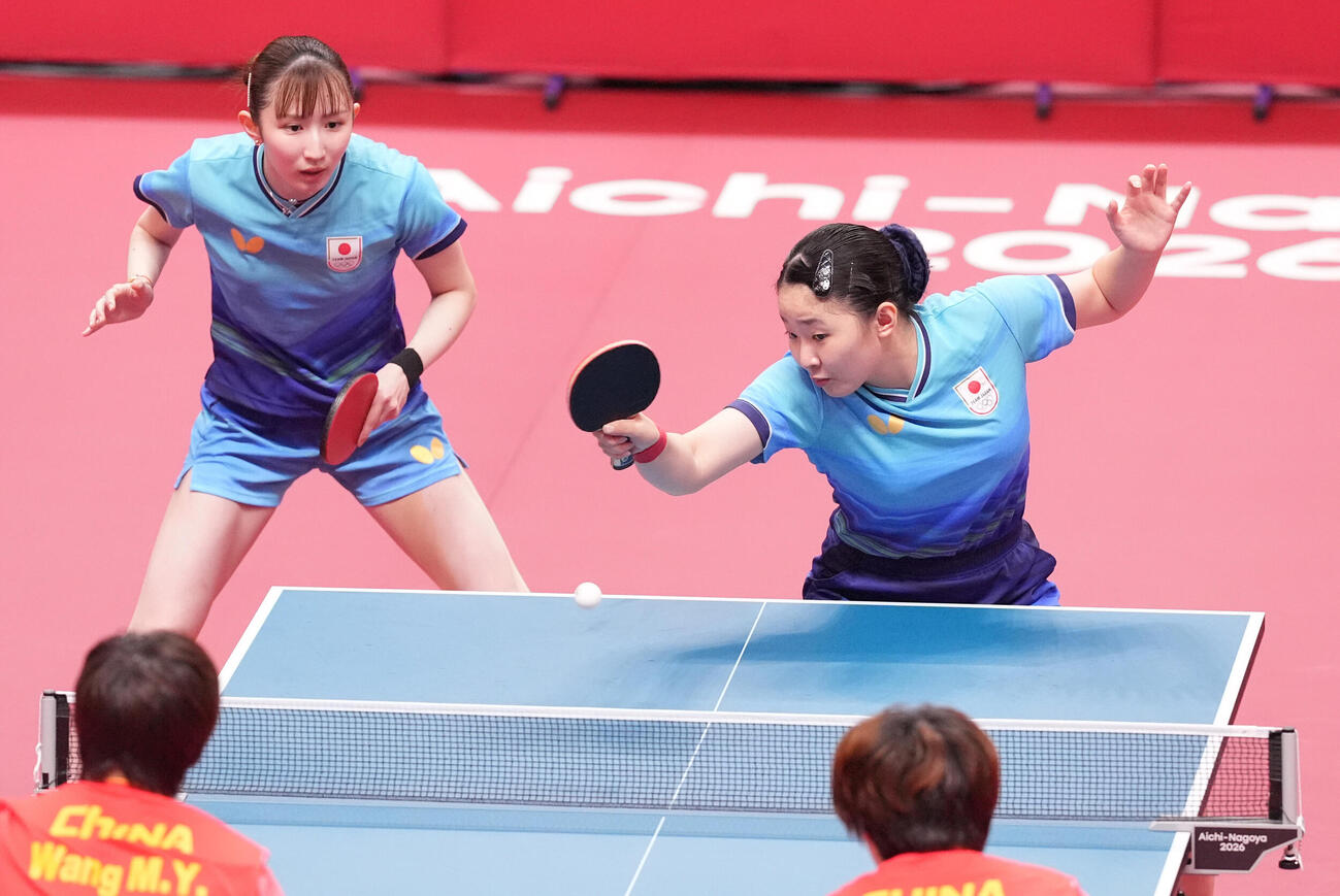 卓球女子ダブルス決勝　第2ゲーム、中国ペアと対戦する張本美和（右）、早田ひな組（撮影・森本幸一）