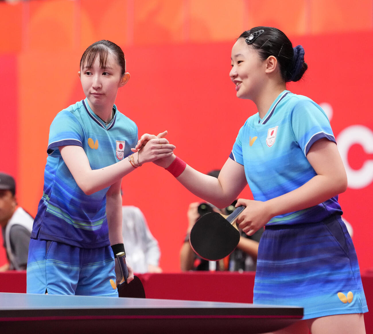 卓球女子ダブルス準決勝　試合開始前、タッチを交わす早田ひな（左）と張本美和（撮影・森本幸一）