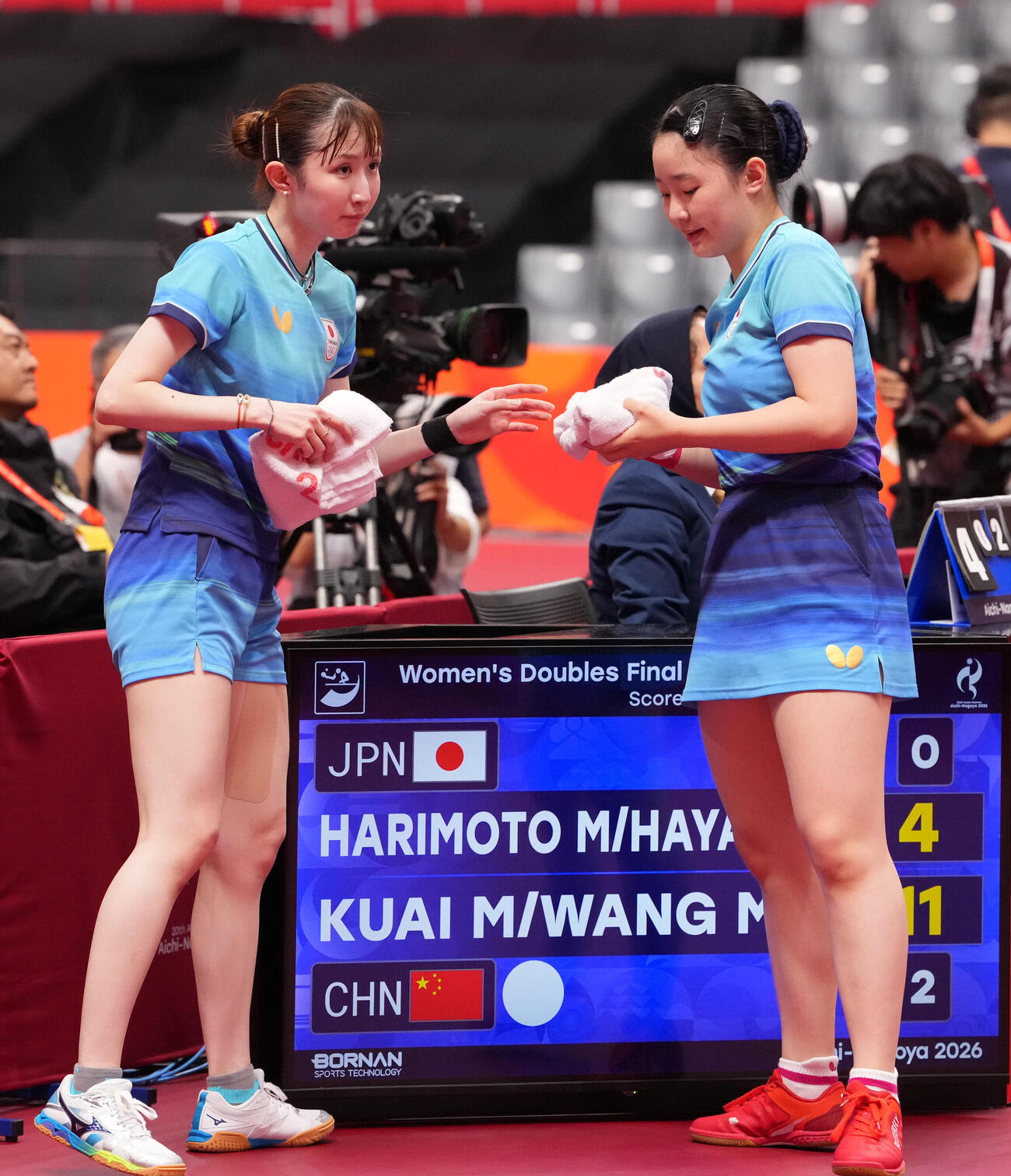 卓球女子ダブルス決勝　第3ゲームも落としさえない表情の早田ひな（左）と張本美和（撮影・森本幸一）
