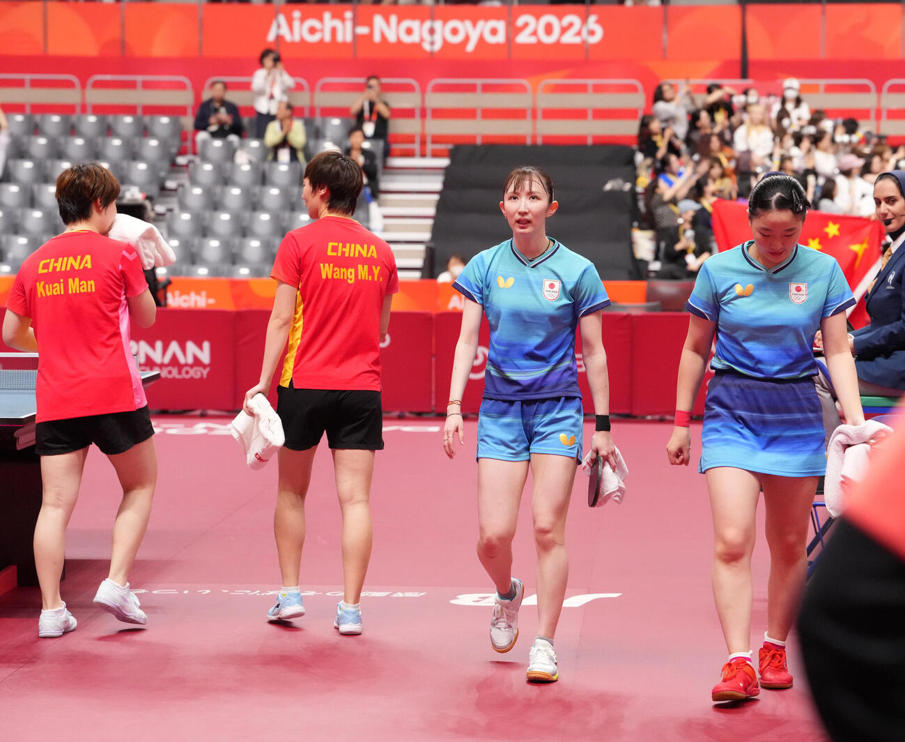 卓球女子ダブルス決勝　中国ペアに敗れ銀メダルとなった張本美和（右）、早田ひな組（撮影・森本幸一）