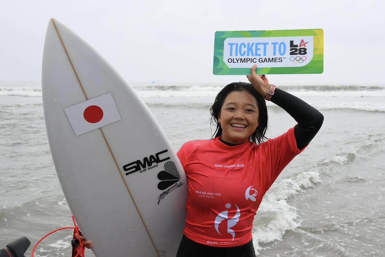 女子サーフィンで優勝を決めた池田美来（撮影・滝沢徹郎）