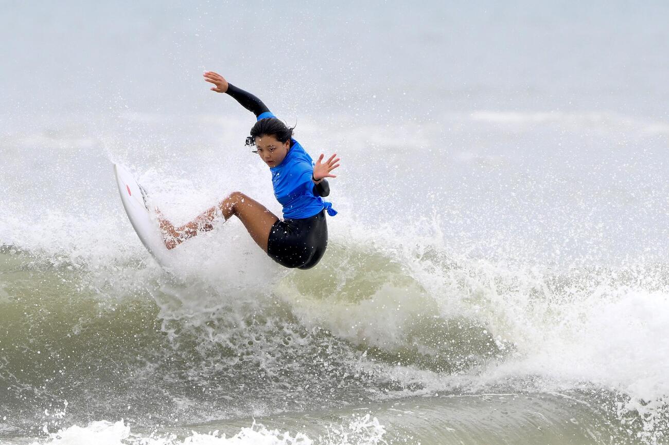女子サーフィンで準決勝で波に乗る池田美来（撮影・滝沢徹郎）