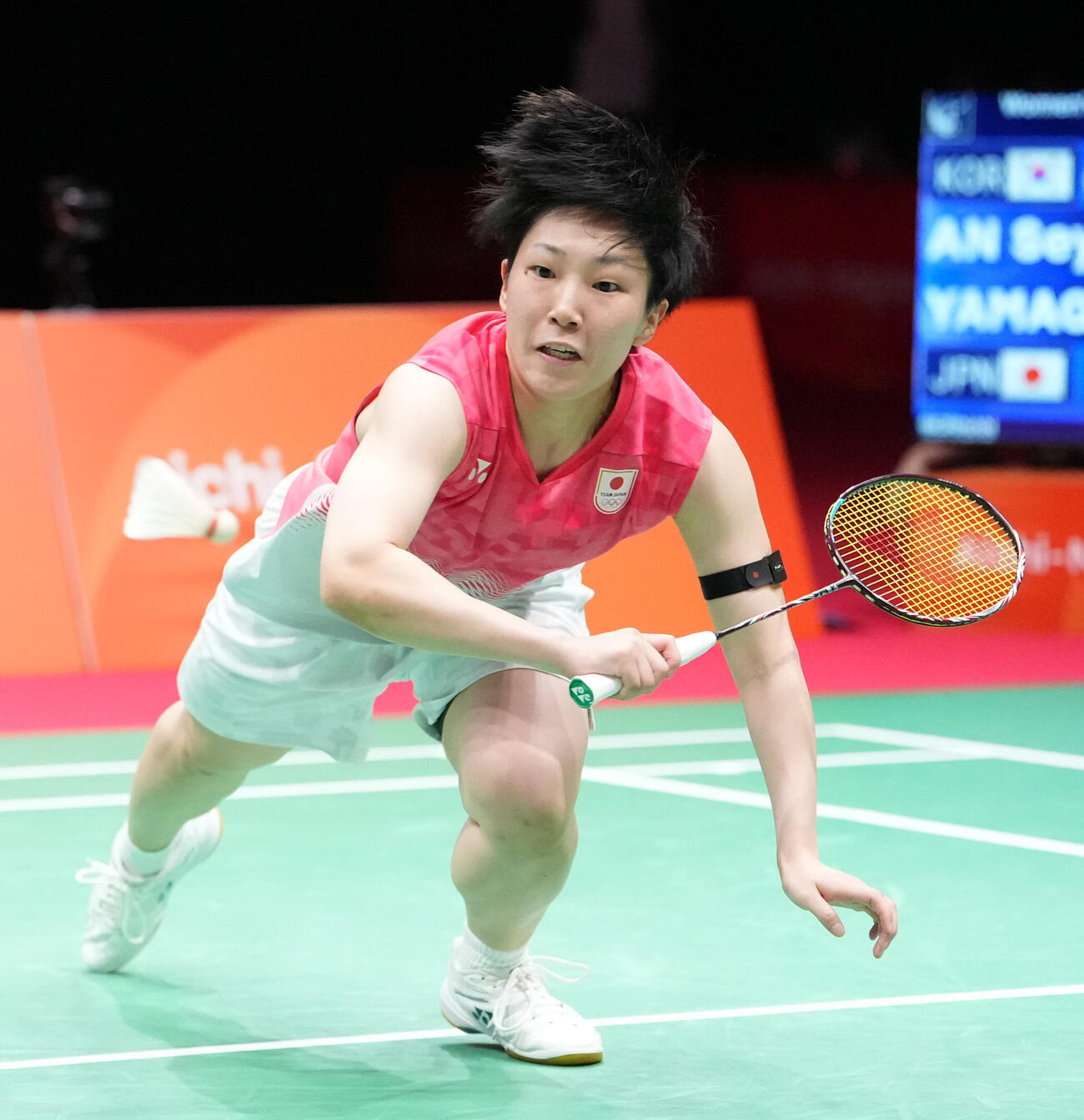 バドミントン女子シングルス決勝　シャトルを追う山口茜（撮影・森本幸一）